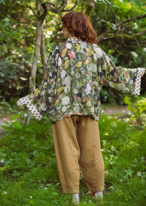 I Dream in Flowers Bamboo Cropped Kimono with Bees